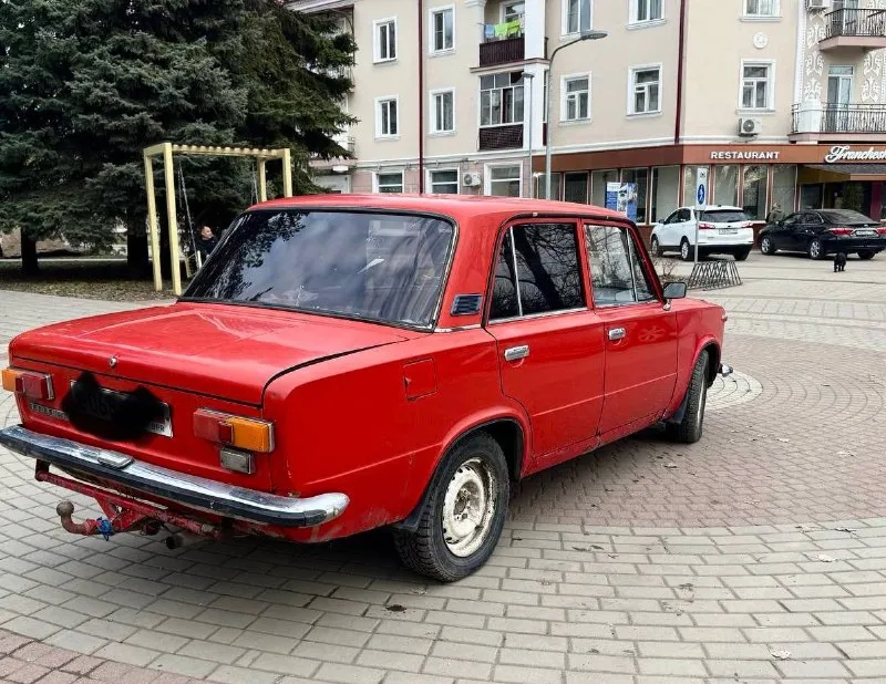 Продаётся культовый автомобиль ваз 21011 «жигули ‘ 1983 года выпуска ! мотор 1.2 автомобиль в хорошем техническом состоянии, все узлы и агрегаты работают без нареканий. мотор, коробка, ходовая часть в идеальном состоянии. по кузову есть возрастные изменения. остальные интересующие вопросы, звонить 📱 +79495515701 телеграмм по этому номеру! цена 70тыс, торг у капота ! - фотография - 3