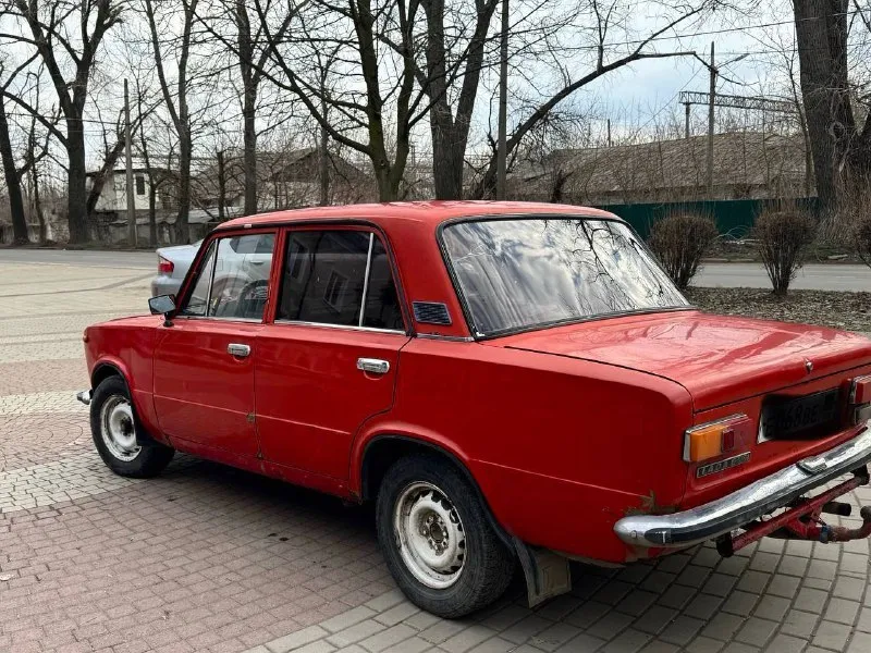 Продаётся культовый автомобиль ваз 21011 «жигули ‘ 1983 года выпуска ! мотор 1.2 автомобиль в хорошем техническом состоянии, все узлы и агрегаты работают без нареканий. мотор, коробка, ходовая часть в идеальном состоянии. по кузову есть возрастные изменения. остальные интересующие вопросы, звонить 📱 +79495515701 телеграмм по этому номеру! цена 70тыс, торг у капота ! - фотография - 4