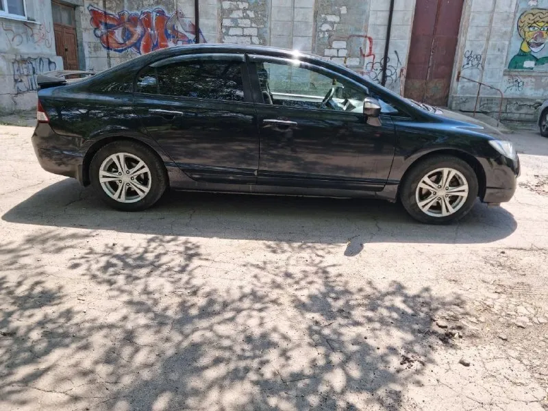Продам honda civic 2007 года с родным пробегом 270000. мотор 1.8 (цепной) масло не кушает, от слова совсем, от замены до замены. коробка автомат 5-ступенчатый (aisin). по кузову в нормальном состоянии. не стройте иллюзий, есть крашеные элементы, машине почти 20 лет, дыр нет. есть чеки по ремонту за 2024-2025 год, что было сделано. новый аккумулятор, и только что сделано т. о. (чеки тоже прилагаются). по документам полный порядок, я владелец. зимняя резина в подарок. цена 720 тысяч, естественно небольшой торг. +7 (949) 311-61-51 📞 звоните: +7(949)3116151 - фотография - 2