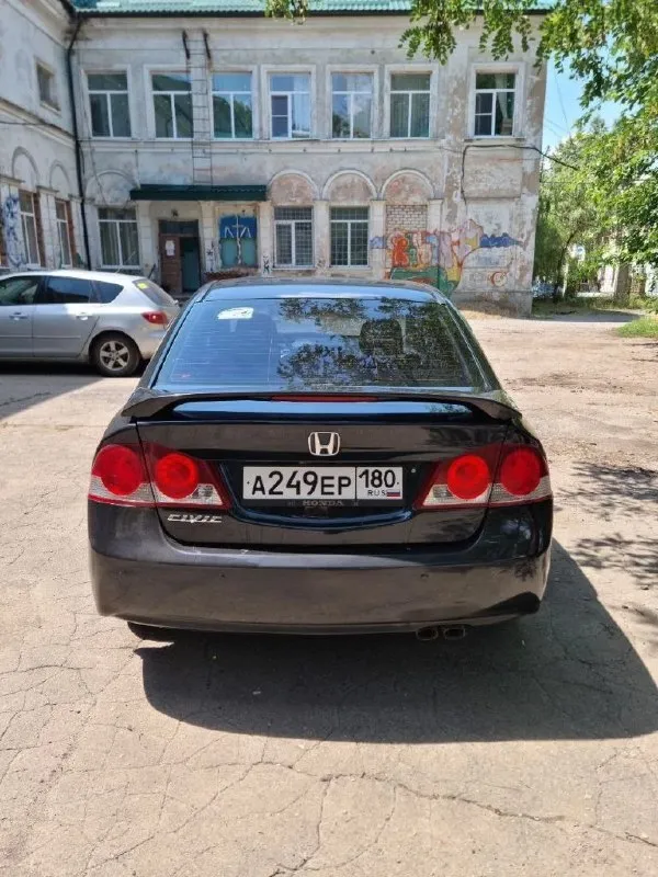 Продам honda civic 2007 года с родным пробегом 270000. мотор 1.8 (цепной) масло не кушает, от слова совсем, от замены до замены. коробка автомат 5-ступенчатый (aisin). по кузову в нормальном состоянии. не стройте иллюзий, есть крашеные элементы, машине почти 20 лет, дыр нет. есть чеки по ремонту за 2024-2025 год, что было сделано. новый аккумулятор, и только что сделано т. о. (чеки тоже прилагаются). по документам полный порядок, я владелец. зимняя резина в подарок. цена 720 тысяч, естественно небольшой торг. +7 (949) 311-61-51 📞 звоните: +7(949)3116151 - фотография - 4