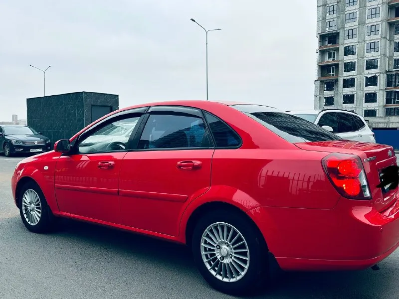 Продаю chevrolet laceti 2007 г выпуска мотор 1.6 16 v 109 лс. работает безупречно гидрики не стучат не дымит масло не ест кпп переключает мягко без хрустов кузов в превосходном состоянии без единого рыжика, днище пороги без гнили техническая часть без каких либо вложений едит мягко не чего не стучит не громит хорошая комплектация 4 стеклоподъемника гур, абс электро зеркала мульти руль евро 4 сигнализация с обратной связью 3 комплекта ключей литые диски р 15 пробег 226 т. км подтверждает автотека авто без дтп цена 515 т +79497313052 +79604471800 ватсап телеграмм имо 📞 звоните: +7(949)7313052 - фотография - 5