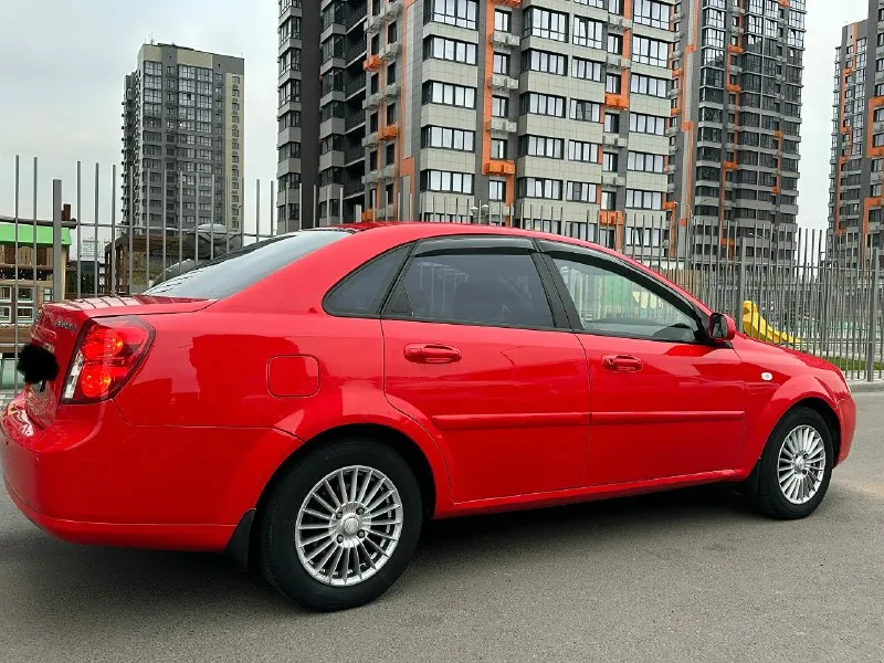 Продаю chevrolet laceti 2007 г выпуска мотор 1.6 16 v 109 лс. работает безупречно гидрики не стучат не дымит масло не ест кпп переключает мягко без хрустов кузов в превосходном состоянии без единого рыжика, днище пороги без гнили техническая часть без каких либо вложений едит мягко не чего не стучит не громит хорошая комплектация 4 стеклоподъемника гур, абс электро зеркала мульти руль евро 4 сигнализация с обратной связью 3 комплекта ключей литые диски р 15 пробег 226 т. км подтверждает автотека авто без дтп цена 515 т +79497313052 +79604471800 ватсап телеграмм имо 📞 звоните: +7(949)7313052 - фотография - 9