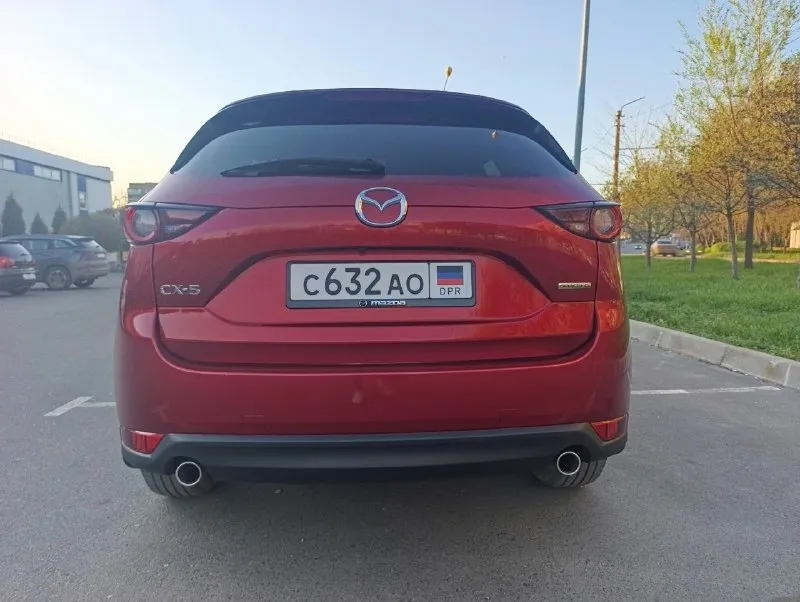 Продам свою любимую машинку mazda cx5 2021 года, двс 2.5 skyactive (194л. с), 6стп акпп, покупали на пробеге 6000км, сейчас пробег составляет 43000км. состояние отличное, новая машина. все функции перечислять думаю нет смысла, их очень много, из основного: удержание в полосе сама останавливается в случае препятствия бесключевой доступ кнопка start/stop 2х зонный климат контроль салон кожа с алькантарой адаптивный круиз контроль два комплекта шин, ( лето pirelli, зима bridgestone) состояние новых. на любые ваши вопросы отвечу с удовольствием. цена 3 🍋торг донецк +79493005581 📞 звоните: +7(949)3005581 - фотография - 5