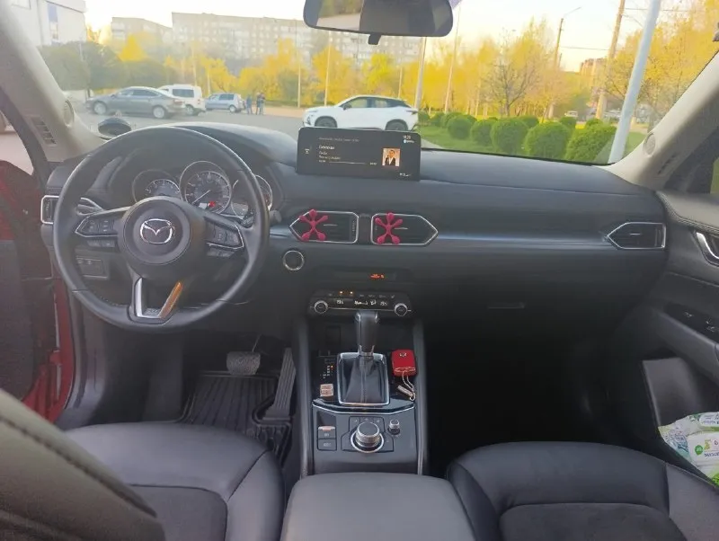 Продам свою любимую машинку mazda cx5 2021 года, двс 2.5 skyactive (194л. с), 6стп акпп, покупали на пробеге 6000км, сейчас пробег составляет 43000км. состояние отличное, новая машина. все функции перечислять думаю нет смысла, их очень много, из основного: удержание в полосе сама останавливается в случае препятствия бесключевой доступ кнопка start/stop 2х зонный климат контроль салон кожа с алькантарой адаптивный круиз контроль два комплекта шин, ( лето pirelli, зима bridgestone) состояние новых. на любые ваши вопросы отвечу с удовольствием. цена 3 🍋торг донецк +79493005581 📞 звоните: +7(949)3005581 - фотография - 7