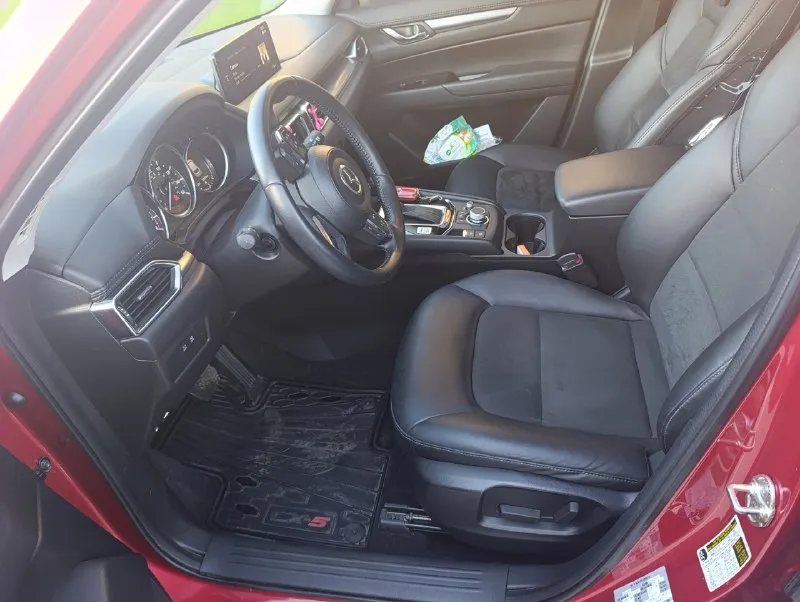 Продам свою любимую машинку mazda cx5 2021 года, двс 2.5 skyactive (194л. с), 6стп акпп, покупали на пробеге 6000км, сейчас пробег составляет 43000км. состояние отличное, новая машина. все функции перечислять думаю нет смысла, их очень много, из основного: удержание в полосе сама останавливается в случае препятствия бесключевой доступ кнопка start/stop 2х зонный климат контроль салон кожа с алькантарой адаптивный круиз контроль два комплекта шин, ( лето pirelli, зима bridgestone) состояние новых. на любые ваши вопросы отвечу с удовольствием. цена 3 🍋торг донецк +79493005581 📞 звоните: +7(949)3005581 - фотография - 8