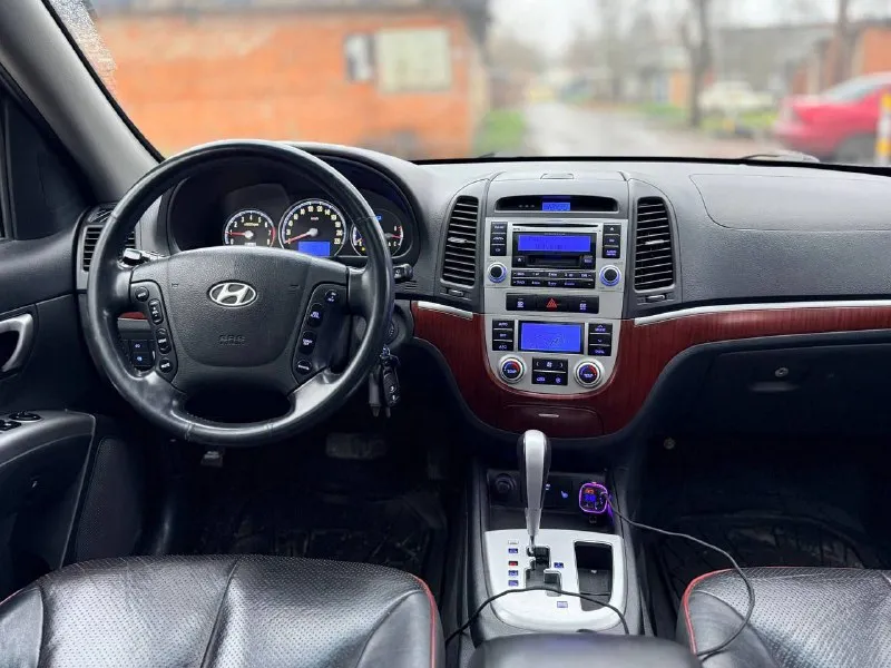 Продам hyundai santa fe 2.7 at 4wd 2007 года 1 собственник / физ. лицо без дтп по базе дилерская машина пробег: 199000 км полный привод классический автомат хорошая комплектация:автозапуск на кожаном салоне с электрорегулировками, люке, климат-контроле, мультируле, полном электростеклопакете и т. д. 🔥цена — 980000 ₽ торг контактные данные: г. харцызск дмитрий +7 949 616-48-67 владислав +7 949 313-48-47. 📲 tg: дмитрий 📞 звоните: +7(949)6164867 - фотография - 3