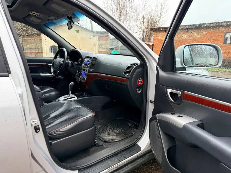 Продам hyundai santa fe 2.7 at 4wd 2007 года 1 собственник / физ. лицо без дтп по базе дилерская машина пробег: 199000 км полный привод классический автомат хорошая комплектация:автозапуск на кожаном салоне с электрорегулировками, люке, климат-контроле, мультируле, полном электростеклопакете и т. д. 🔥цена — 980000 ₽ торг контактные данные: г. харцызск дмитрий +7 949 616-48-67 владислав +7 949 313-48-47. 📲 tg: дмитрий 📞 звоните: +7(949)6164867 - фотография - 5