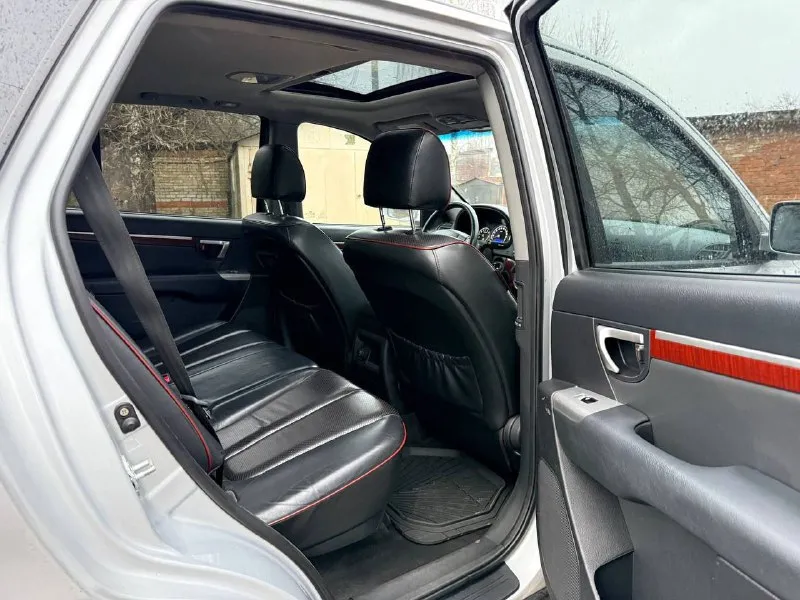 Продам hyundai santa fe 2.7 at 4wd 2007 года 1 собственник / физ. лицо без дтп по базе дилерская машина пробег: 199000 км полный привод классический автомат хорошая комплектация:автозапуск на кожаном салоне с электрорегулировками, люке, климат-контроле, мультируле, полном электростеклопакете и т. д. 🔥цена — 980000 ₽ торг контактные данные: г. харцызск дмитрий +7 949 616-48-67 владислав +7 949 313-48-47. 📲 tg: дмитрий 📞 звоните: +7(949)6164867 - фотография - 7