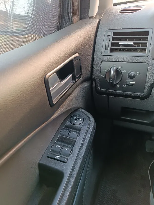 Продам ford focus c-max, 1.6 tdci, 2004 год, механика. пробег 209.370км. собственник. оцинкованный кузов. пригнана в 2017 году и по сей день в одних руках, своевременное обслуживание, много чего поменяно, есть вся история с записями. хорошая комплектация : -полный электро пакет, -кожаный мультируль; -круиз контроль, - датчик света; - датчик дождя; -авто шторки с затемнением, -зеркало заднего вида с затемнением, -микролифт водительского сиденья; -салон трансформер; -гур; -кондиционер; -климатконтроль; -абс; -элетроручник; -2 ключа. есть всё для комфортной езды. стекла все заводские, заводская тонировка. технически в нормальном состоянии. машина не новая, но в нормальном состоянии. резина зима на штампах, лето на дисках. хорошим людям хороший торг. алчевск. 630.000₽ +79591275174 📞 звоните: +7(959)1275174 - фотография - 9