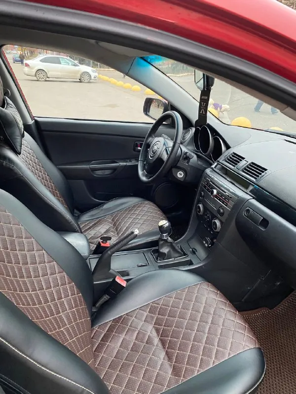 Продам mazda 3 bk ( mazda 3) в красивом вишневом цвете,2005 года выпуска, двигатель 1.6 (105 л. с.) мкпп, лкп без нареканий, автомобиль полностью подготовлен к зиме, стоит хорошая зимняя резина (липучка) на литых 17 дисках, 200км назад поменяно масло с фильтрами, заменен обводной ремень, установлен новый аккумулятор (еще на гарантии) отличная оптика на линзах и яркие противотуманные фонари, на сиденьях чехлы из эко кожи. по документам юридически чистая и готова к переоформлению цена 445 т. р. более детальная информация по телефону +79591326138 осмотр г. алчевск 📞 звоните: +7(959)1326138 - фотография - 9