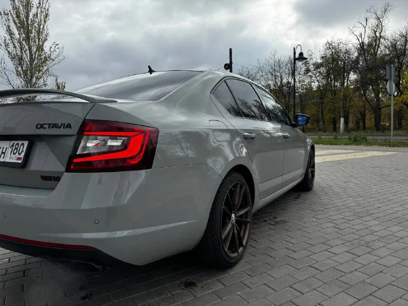 В продаже октавия рс стейдж 1 после капиталки, проехал 15 тысяч км. стоит только даунпайп и пару доработок выхлопа. звучит приятно. пробег родной 215000 автомобиль в очень живом хорошем состоянии задние фары рестайлинг fl передние фары адаптивные bi-led цвет очень красивый и собирает взгляды салон ухоженный коробка не пинает, переключает плавно в любом режиме. 1950000р город донецк по всем интересующим вопросам звоните +7949-644-26-65 📲 tg: dmitry 📞 звоните: +7(949)6442665 - фотография - 4