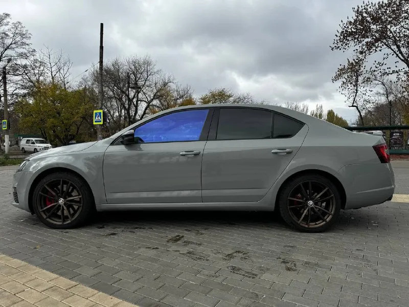 В продаже октавия рс стейдж 1 после капиталки, проехал 15 тысяч км. стоит только даунпайп и пару доработок выхлопа. звучит приятно. пробег родной 215000 автомобиль в очень живом хорошем состоянии задние фары рестайлинг fl передние фары адаптивные bi-led цвет очень красивый и собирает взгляды салон ухоженный коробка не пинает, переключает плавно в любом режиме. 1950000р город донецк по всем интересующим вопросам звоните +7949-644-26-65 📲 tg: dmitry 📞 звоните: +7(949)6442665 - фотография - 7