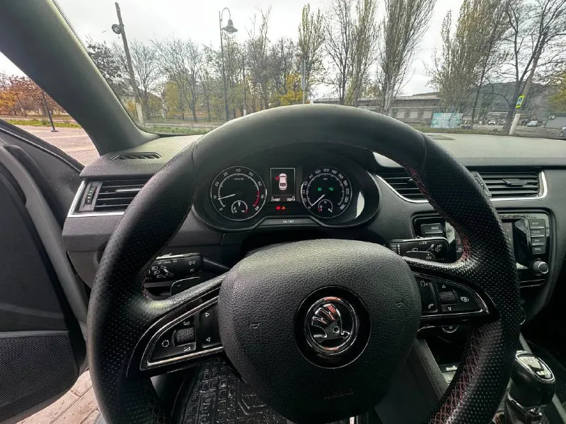 В продаже октавия рс стейдж 1 после капиталки, проехал 15 тысяч км. стоит только даунпайп и пару доработок выхлопа. звучит приятно. пробег родной 215000 автомобиль в очень живом хорошем состоянии задние фары рестайлинг fl передние фары адаптивные bi-led цвет очень красивый и собирает взгляды салон ухоженный коробка не пинает, переключает плавно в любом режиме. 1950000р город донецк по всем интересующим вопросам звоните +7949-644-26-65 📲 tg: dmitry 📞 звоните: +7(949)6442665 - фотография - 9