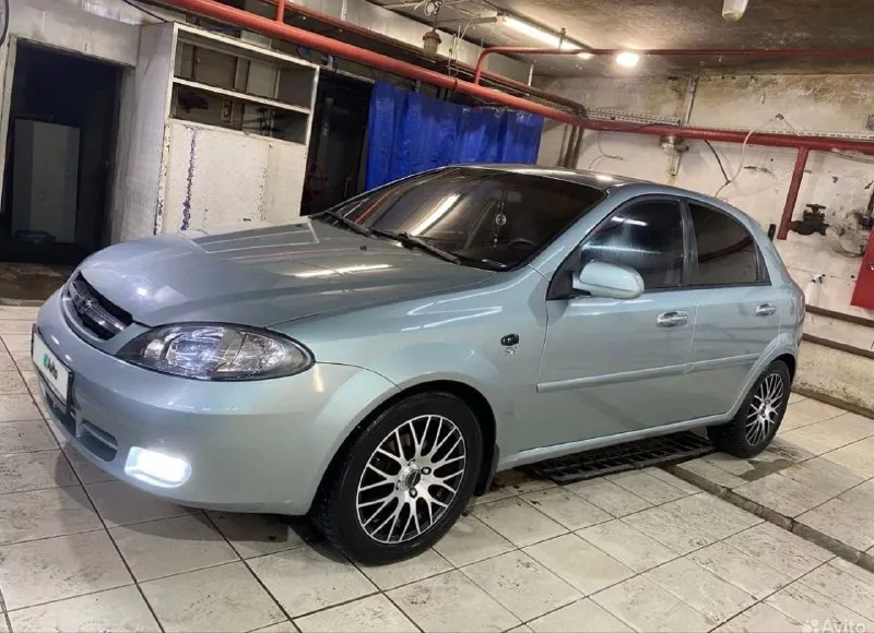 Продам срочно! chevrolet lacetti 2005 мт 1.4 206 тыс пробега. сел и поехал! полное переоформление! ✅ хороший живой автомобиль! ✅ автомобиль полностью обслужен, техника без вопросов. ходовая мячик сделано : двигатель перебрал, обслужил ( все прокладки, сальники, гибрики новые ) коробку перебрал, обслужил с полной заменой масла масло в гуре поменяно новая рулевая рейка новый рулевой вал руль от круза подвеску всю перебрал радиатор новый система охлаждения прочищена масленные каналы прочищены стойки заменены на газо-масленные резина лето как новая ( отъездил около двух месяцев) диски литьё ( под покраску ) передние подшипники новые в фарах хорошие лэд лампы машина на 180 регионе, кристально чистая! цена: 420 тыс. торг! номер телефона: +79493403832. - фотография - 2