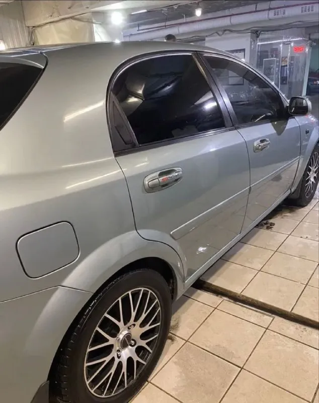 Продам срочно! chevrolet lacetti 2005 мт 1.4 206 тыс пробега. сел и поехал! полное переоформление! ✅ хороший живой автомобиль! ✅ автомобиль полностью обслужен, техника без вопросов. ходовая мячик сделано : двигатель перебрал, обслужил ( все прокладки, сальники, гибрики новые ) коробку перебрал, обслужил с полной заменой масла масло в гуре поменяно новая рулевая рейка новый рулевой вал руль от круза подвеску всю перебрал радиатор новый система охлаждения прочищена масленные каналы прочищены стойки заменены на газо-масленные резина лето как новая ( отъездил около двух месяцев) диски литьё ( под покраску ) передние подшипники новые в фарах хорошие лэд лампы машина на 180 регионе, кристально чистая! цена: 420 тыс. торг! номер телефона: +79493403832. - фотография - 3