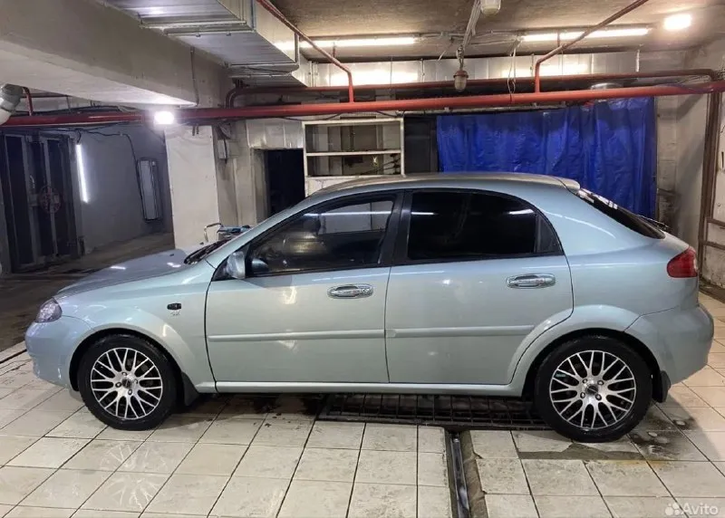 Продам срочно! chevrolet lacetti 2005 мт 1.4 206 тыс пробега. сел и поехал! полное переоформление! ✅ хороший живой автомобиль! ✅ автомобиль полностью обслужен, техника без вопросов. ходовая мячик сделано : двигатель перебрал, обслужил ( все прокладки, сальники, гибрики новые ) коробку перебрал, обслужил с полной заменой масла масло в гуре поменяно новая рулевая рейка новый рулевой вал руль от круза подвеску всю перебрал радиатор новый система охлаждения прочищена масленные каналы прочищены стойки заменены на газо-масленные резина лето как новая ( отъездил около двух месяцев) диски литьё ( под покраску ) передние подшипники новые в фарах хорошие лэд лампы машина на 180 регионе, кристально чистая! цена: 420 тыс. торг! номер телефона: +79493403832. - фотография - 4