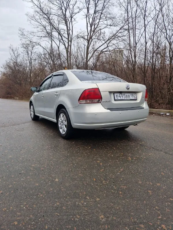 Продам vw polo 2010г двигатель 1,6л бензин автомат 6-ступка пробег 200000км дополнительно установлена магнитола с камерой заднего вида. стоит сигнализация scher-khan logicar. 2 комплекта колёс зима/лето 2 комплекта ковриков зима/лето состояние хорошее, ничего не гремит не стучит, любые проверки на сто. я собственник. осмотр г. донецк цена 850000р +79493207385 - фотография - 2
