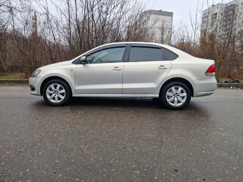Продам vw polo 2010г двигатель 1,6л бензин автомат 6-ступка пробег 200000км дополнительно установлена магнитола с камерой заднего вида. стоит сигнализация scher-khan logicar. 2 комплекта колёс зима/лето 2 комплекта ковриков зима/лето состояние хорошее, ничего не гремит не стучит, любые проверки на сто. я собственник. осмотр г. донецк цена 850000р +79493207385 - фотография - 3