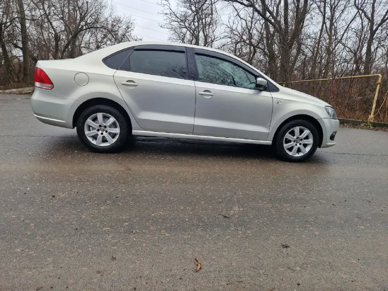 Продам vw polo 2010г двигатель 1,6л бензин автомат 6-ступка пробег 200000км дополнительно установлена магнитола с камерой заднего вида. стоит сигнализация scher-khan logicar. 2 комплекта колёс зима/лето 2 комплекта ковриков зима/лето состояние хорошее, ничего не гремит не стучит, любые проверки на сто. я собственник. осмотр г. донецк цена 850000р +79493207385 - фотография - 4