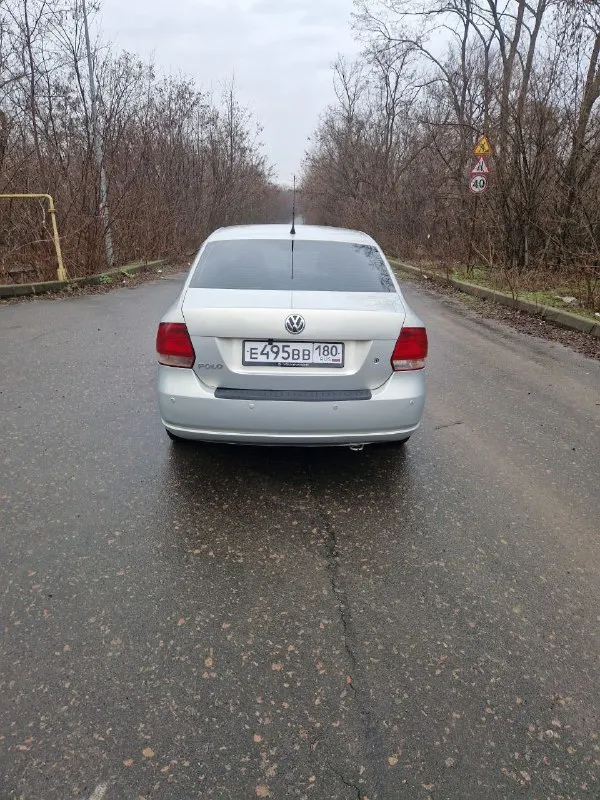 Продам vw polo 2010г двигатель 1,6л бензин автомат 6-ступка пробег 200000км дополнительно установлена магнитола с камерой заднего вида. стоит сигнализация scher-khan logicar. 2 комплекта колёс зима/лето 2 комплекта ковриков зима/лето состояние хорошее, ничего не гремит не стучит, любые проверки на сто. я собственник. осмотр г. донецк цена 850000р +79493207385 - фотография - 5