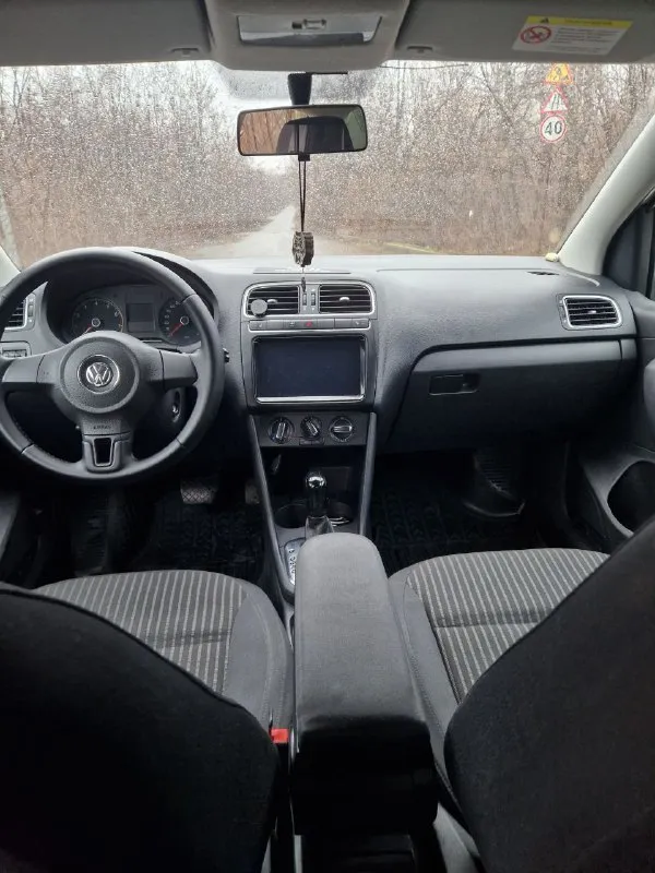 Продам vw polo 2010г двигатель 1,6л бензин автомат 6-ступка пробег 200000км дополнительно установлена магнитола с камерой заднего вида. стоит сигнализация scher-khan logicar. 2 комплекта колёс зима/лето 2 комплекта ковриков зима/лето состояние хорошее, ничего не гремит не стучит, любые проверки на сто. я собственник. осмотр г. донецк цена 850000р +79493207385 - фотография - 6