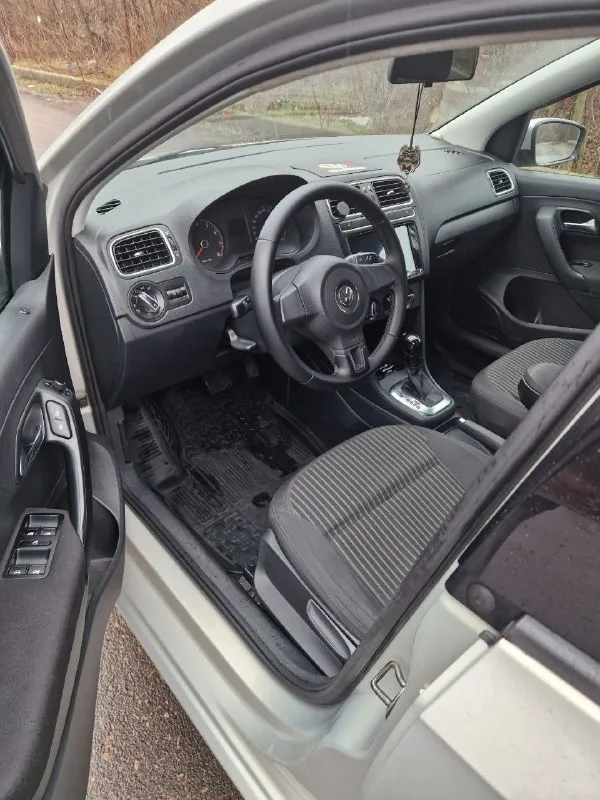 Продам vw polo 2010г двигатель 1,6л бензин автомат 6-ступка пробег 200000км дополнительно установлена магнитола с камерой заднего вида. стоит сигнализация scher-khan logicar. 2 комплекта колёс зима/лето 2 комплекта ковриков зима/лето состояние хорошее, ничего не гремит не стучит, любые проверки на сто. я собственник. осмотр г. донецк цена 850000р +79493207385 - фотография - 7