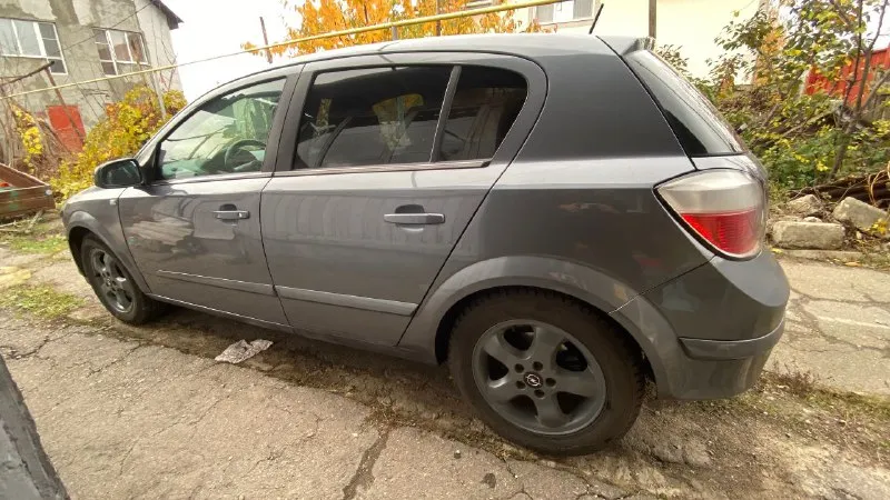 Продам opel astra h движок 1.8 z18xe, 125 л. с. мкпп 2004 год машиной владею больше года, за все время ни разу не подвела. комплектация - кондиционер, датчик света, датчик дождя, круиз контроль, мультируль, передние эсп, электрозеркала, салон в отличном состоянии. двигатель не троит, не дымит, тяга отличная. кпп работает прекрасно. электрика вся исправна. по ходовке ничего не стучит, не тарахтит. за машиной ухаживал, делалось все вовремя, для себя. все записи, что и когда делалось, есть. по кузову есть мелкие жизненные коцки, косметические подкрасы. пороги переваривались, передние крылья перекрашивались прошлым владельцем собственноручно. машина на хорошей зимней резине, на 16-х дисках. ничего делать не нужно, сел - поехал. 2 ключа, сервисные книги. пробег честный - 310000,автомобиль каждый день на ходу, пробег растет! цена 420000, торг есть. я - владелец. осмотр г. донецк +79790090927 +79494677354 - фотография - 4