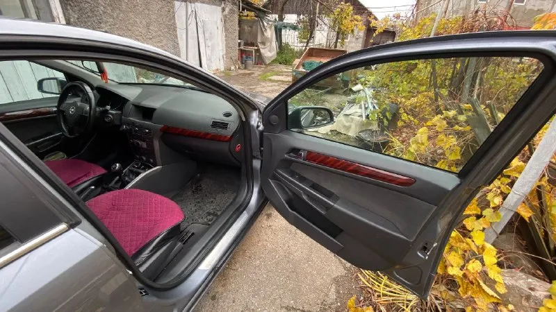 Продам opel astra h движок 1.8 z18xe, 125 л. с. мкпп 2004 год машиной владею больше года, за все время ни разу не подвела. комплектация - кондиционер, датчик света, датчик дождя, круиз контроль, мультируль, передние эсп, электрозеркала, салон в отличном состоянии. двигатель не троит, не дымит, тяга отличная. кпп работает прекрасно. электрика вся исправна. по ходовке ничего не стучит, не тарахтит. за машиной ухаживал, делалось все вовремя, для себя. все записи, что и когда делалось, есть. по кузову есть мелкие жизненные коцки, косметические подкрасы. пороги переваривались, передние крылья перекрашивались прошлым владельцем собственноручно. машина на хорошей зимней резине, на 16-х дисках. ничего делать не нужно, сел - поехал. 2 ключа, сервисные книги. пробег честный - 310000,автомобиль каждый день на ходу, пробег растет! цена 420000, торг есть. я - владелец. осмотр г. донецк +79790090927 +79494677354 - фотография - 5
