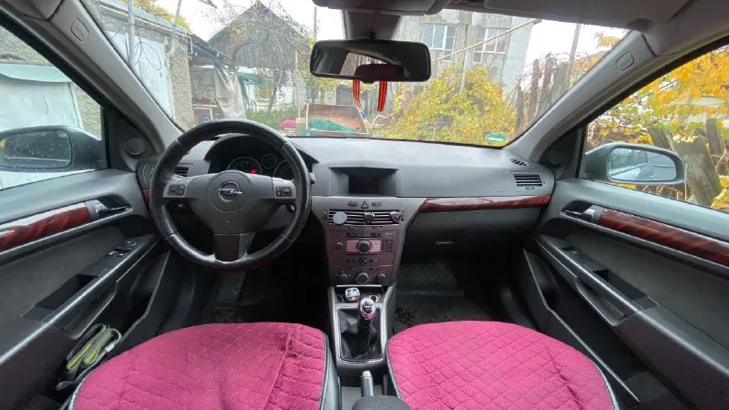 Продам opel astra h движок 1.8 z18xe, 125 л. с. мкпп 2004 год машиной владею больше года, за все время ни разу не подвела. комплектация - кондиционер, датчик света, датчик дождя, круиз контроль, мультируль, передние эсп, электрозеркала, салон в отличном состоянии. двигатель не троит, не дымит, тяга отличная. кпп работает прекрасно. электрика вся исправна. по ходовке ничего не стучит, не тарахтит. за машиной ухаживал, делалось все вовремя, для себя. все записи, что и когда делалось, есть. по кузову есть мелкие жизненные коцки, косметические подкрасы. пороги переваривались, передние крылья перекрашивались прошлым владельцем собственноручно. машина на хорошей зимней резине, на 16-х дисках. ничего делать не нужно, сел - поехал. 2 ключа, сервисные книги. пробег честный - 310000,автомобиль каждый день на ходу, пробег растет! цена 420000, торг есть. я - владелец. осмотр г. донецк +79790090927 +79494677354 - фотография - 9