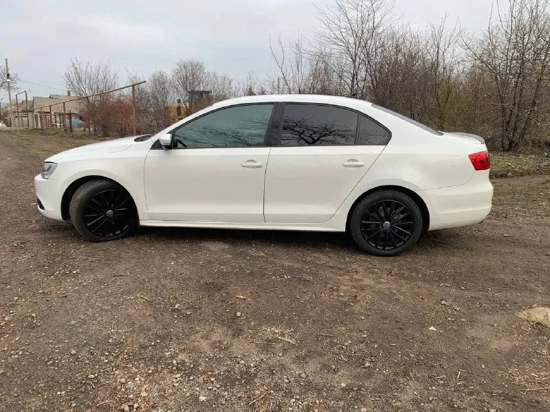 🚗 jetta 6 usa 📅 год: 2011 | ⏱ пробег: 224000км (родной) ⚙️ двигатель: 2.5 l| коробка: надёжный автомат aisin. ✨ • машина полностью обслужена, делать ничего не нужно. • кожаный салон. • магнитофон с gli играет очень хорошо + камера заднего хода. • перетянут потолок в черный цвет. • кондиционер рабочий обслуженый. • подогрев зеркал. • резина новая r17 диски ровные. • установлены led лампы. • установлена amber подсветка салона. • подушки безопасности • машина полностью обесшумлена. • передняя съёмная тонировка. • новые переднии фары. • стоит защита двигателя. 🚗 машину делал для себя. 🔧 состояние: полностью обслужен, вложений не требует — сел и поехал! 📷 дополнительные фото и видео — вышлю по запросу. 📄 документы в порядке, учёт рф, переоформление без проблем. 💰 цена: 1 200 000 ₽ (торг у капота) 📍 енакиево 📞 : +7 9493092968 📞 звоните: +7(949)3092968 - фотография - 2