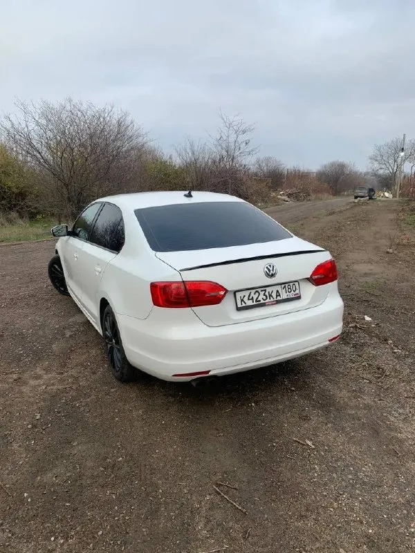 🚗 jetta 6 usa 📅 год: 2011 | ⏱ пробег: 224000км (родной) ⚙️ двигатель: 2.5 l| коробка: надёжный автомат aisin. ✨ • машина полностью обслужена, делать ничего не нужно. • кожаный салон. • магнитофон с gli играет очень хорошо + камера заднего хода. • перетянут потолок в черный цвет. • кондиционер рабочий обслуженый. • подогрев зеркал. • резина новая r17 диски ровные. • установлены led лампы. • установлена amber подсветка салона. • подушки безопасности • машина полностью обесшумлена. • передняя съёмная тонировка. • новые переднии фары. • стоит защита двигателя. 🚗 машину делал для себя. 🔧 состояние: полностью обслужен, вложений не требует — сел и поехал! 📷 дополнительные фото и видео — вышлю по запросу. 📄 документы в порядке, учёт рф, переоформление без проблем. 💰 цена: 1 200 000 ₽ (торг у капота) 📍 енакиево 📞 : +7 9493092968 📞 звоните: +7(949)3092968 - фотография - 3