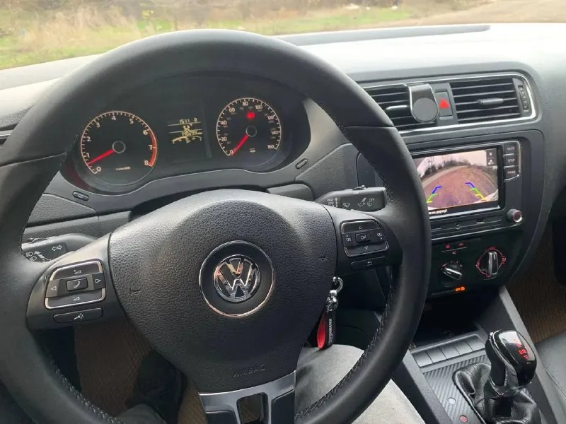 🚗 jetta 6 usa 📅 год: 2011 | ⏱ пробег: 224000км (родной) ⚙️ двигатель: 2.5 l| коробка: надёжный автомат aisin. ✨ • машина полностью обслужена, делать ничего не нужно. • кожаный салон. • магнитофон с gli играет очень хорошо + камера заднего хода. • перетянут потолок в черный цвет. • кондиционер рабочий обслуженый. • подогрев зеркал. • резина новая r17 диски ровные. • установлены led лампы. • установлена amber подсветка салона. • подушки безопасности • машина полностью обесшумлена. • передняя съёмная тонировка. • новые переднии фары. • стоит защита двигателя. 🚗 машину делал для себя. 🔧 состояние: полностью обслужен, вложений не требует — сел и поехал! 📷 дополнительные фото и видео — вышлю по запросу. 📄 документы в порядке, учёт рф, переоформление без проблем. 💰 цена: 1 200 000 ₽ (торг у капота) 📍 енакиево 📞 : +7 9493092968 📞 звоните: +7(949)3092968 - фотография - 4