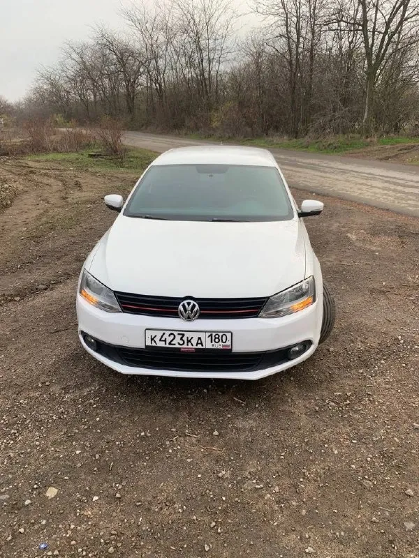 🚗 jetta 6 usa 📅 год: 2011 | ⏱ пробег: 224000км (родной) ⚙️ двигатель: 2.5 l| коробка: надёжный автомат aisin. ✨ • машина полностью обслужена, делать ничего не нужно. • кожаный салон. • магнитофон с gli играет очень хорошо + камера заднего хода. • перетянут потолок в черный цвет. • кондиционер рабочий обслуженый. • подогрев зеркал. • резина новая r17 диски ровные. • установлены led лампы. • установлена amber подсветка салона. • подушки безопасности • машина полностью обесшумлена. • передняя съёмная тонировка. • новые переднии фары. • стоит защита двигателя. 🚗 машину делал для себя. 🔧 состояние: полностью обслужен, вложений не требует — сел и поехал! 📷 дополнительные фото и видео — вышлю по запросу. 📄 документы в порядке, учёт рф, переоформление без проблем. 💰 цена: 1 200 000 ₽ (торг у капота) 📍 енакиево 📞 : +7 9493092968 📞 звоните: +7(949)3092968 - фотография - 5