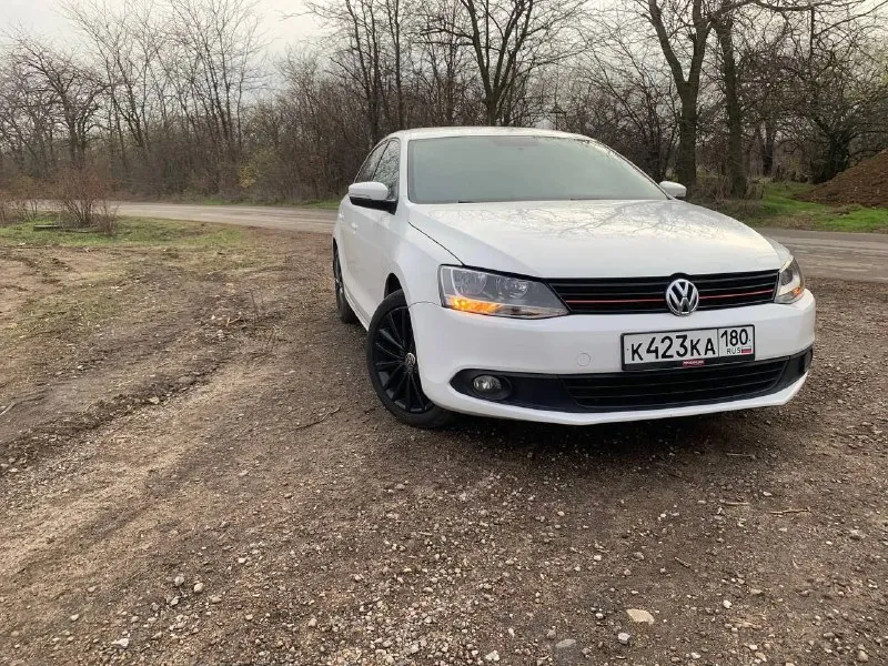 🚗 jetta 6 usa 📅 год: 2011 | ⏱ пробег: 224000км (родной) ⚙️ двигатель: 2.5 l| коробка: надёжный автомат aisin. ✨ • машина полностью обслужена, делать ничего не нужно. • кожаный салон. • магнитофон с gli играет очень хорошо + камера заднего хода. • перетянут потолок в черный цвет. • кондиционер рабочий обслуженый. • подогрев зеркал. • резина новая r17 диски ровные. • установлены led лампы. • установлена amber подсветка салона. • подушки безопасности • машина полностью обесшумлена. • передняя съёмная тонировка. • новые переднии фары. • стоит защита двигателя. 🚗 машину делал для себя. 🔧 состояние: полностью обслужен, вложений не требует — сел и поехал! 📷 дополнительные фото и видео — вышлю по запросу. 📄 документы в порядке, учёт рф, переоформление без проблем. 💰 цена: 1 200 000 ₽ (торг у капота) 📍 енакиево 📞 : +7 9493092968 📞 звоните: +7(949)3092968 - фотография - 7