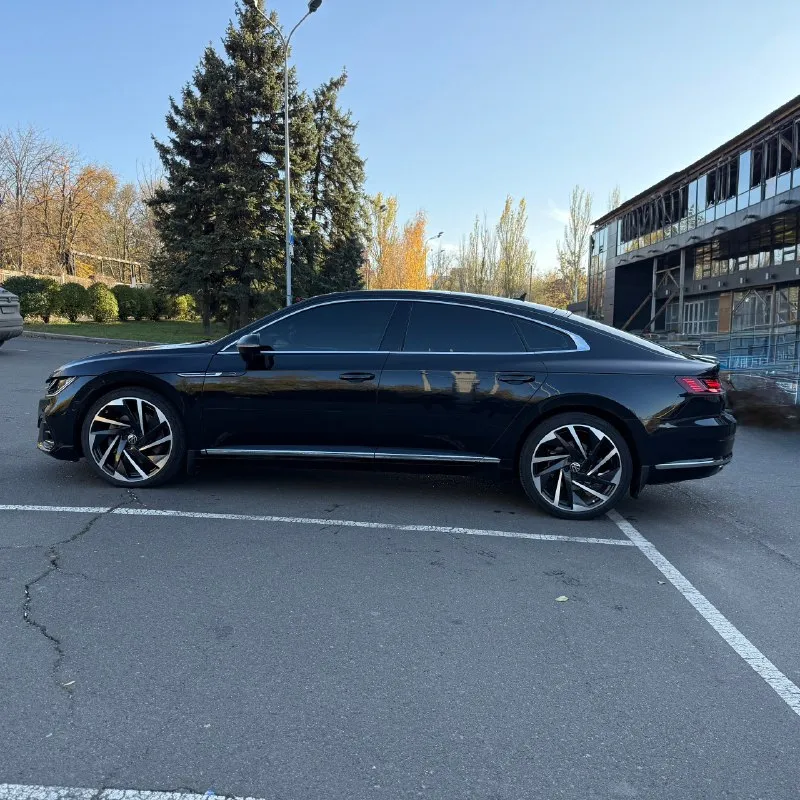 🚗 2021 volkswagen arteon sel premium r-line 2.0t, 8at, 4motion ключевые факты • пробег: 39100км. • двигатель: 2.0 tsi (ea888), ~280л. с., 350 н·м • кпп: 8-ступ. автомат (aisin) • привод: полный 4motion • комплектация: sel premium r-line (топ) — кожа nappa, панорама, harman/kardon, ассистенты iq. drive основные данные • год / модельный год: 2021 / my2021 • марка / модель / кузов: volkswagen arteon — лифтбек • цвет кузова / интерьера: черный / черный • двигатель: 2.0 tsi, турбо, непосредственный впрыск, ~280.л. с., 350 н·м • трансмиссия / привод: 8at / 4motion комплектация и опции (sel premium r-line) • безопасность/ассистенты: front assist (aeb), acc (адапт. круиз), lane assist, blind spot + rear traffic alert, park assist, камера 360°, парктроники по кругу, auto-hold, tpms • свет: full led с динамическим поворотом, автодальний (light assist), led дхо/фонари • ходовая: dcc (адаптивные амортизаторы) с режимами comfort/normal/sport/individual, диски 20″ r-line • интерьер/комфо 📞 звоните: +7(949)4965859 - фотография - 2