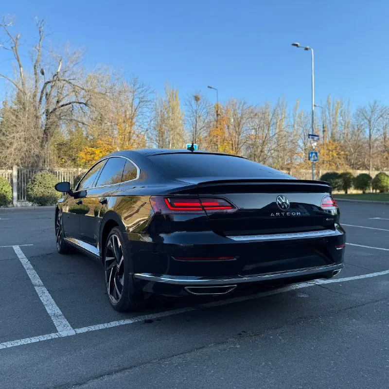 🚗 2021 volkswagen arteon sel premium r-line 2.0t, 8at, 4motion ключевые факты • пробег: 39100км. • двигатель: 2.0 tsi (ea888), ~280л. с., 350 н·м • кпп: 8-ступ. автомат (aisin) • привод: полный 4motion • комплектация: sel premium r-line (топ) — кожа nappa, панорама, harman/kardon, ассистенты iq. drive основные данные • год / модельный год: 2021 / my2021 • марка / модель / кузов: volkswagen arteon — лифтбек • цвет кузова / интерьера: черный / черный • двигатель: 2.0 tsi, турбо, непосредственный впрыск, ~280.л. с., 350 н·м • трансмиссия / привод: 8at / 4motion комплектация и опции (sel premium r-line) • безопасность/ассистенты: front assist (aeb), acc (адапт. круиз), lane assist, blind spot + rear traffic alert, park assist, камера 360°, парктроники по кругу, auto-hold, tpms • свет: full led с динамическим поворотом, автодальний (light assist), led дхо/фонари • ходовая: dcc (адаптивные амортизаторы) с режимами comfort/normal/sport/individual, диски 20″ r-line • интерьер/комфо 📞 звоните: +7(949)4965859 - фотография - 3