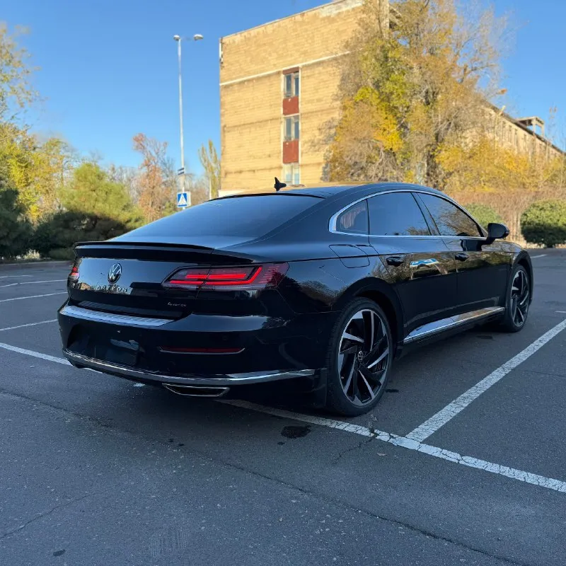 🚗 2021 volkswagen arteon sel premium r-line 2.0t, 8at, 4motion ключевые факты • пробег: 39100км. • двигатель: 2.0 tsi (ea888), ~280л. с., 350 н·м • кпп: 8-ступ. автомат (aisin) • привод: полный 4motion • комплектация: sel premium r-line (топ) — кожа nappa, панорама, harman/kardon, ассистенты iq. drive основные данные • год / модельный год: 2021 / my2021 • марка / модель / кузов: volkswagen arteon — лифтбек • цвет кузова / интерьера: черный / черный • двигатель: 2.0 tsi, турбо, непосредственный впрыск, ~280.л. с., 350 н·м • трансмиссия / привод: 8at / 4motion комплектация и опции (sel premium r-line) • безопасность/ассистенты: front assist (aeb), acc (адапт. круиз), lane assist, blind spot + rear traffic alert, park assist, камера 360°, парктроники по кругу, auto-hold, tpms • свет: full led с динамическим поворотом, автодальний (light assist), led дхо/фонари • ходовая: dcc (адаптивные амортизаторы) с режимами comfort/normal/sport/individual, диски 20″ r-line • интерьер/комфо 📞 звоните: +7(949)4965859 - фотография - 5