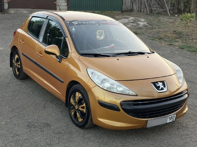 Продаю рeugeot 207. в отличном состоянии!🚙 я владелец. машина на российском учёте 180 регион. •пробег 125 тыс. км. родной. 📈 •2008 года выпуска. •пятидверный хэтчбек. •двигатель 1,4 амт (90 л. с. ). •расход топлива - 5 - 7 л. на 100км. •коробка - автоматическая ( робот ) в отличном состоянии. •двигатель работает отлично. •коробка не пинает. •по ходовой вопросов нет. •кузов оцинкованный, рыжиков, гнили нет от слова "совсем", в родном окрасе. •стекла все родные, включая лобовое. 🛞авто уже на зимней шипованой резине r15. также есть летняя резина goodyear r15. 💺комплектация: •гидроусилитель руля. •зеркала с подогревом и электроприводом. •авс. •подрулевые лепестки. •электростеклоподъемники. •кондиционер заправлен, работает на отлично, печка греет. •2 ключа. •салон опрятный, не затëрт. ☑автомобиль полностью обслужен. на данный момент никаких вложений не требуется. ухоженная машинка. состояние на отлично. продажа с полным переоформлением в мрэо. 🗺машина находится в донецке. 💵цен 📞 звоните: +7(949)3465713 - фотография - 2