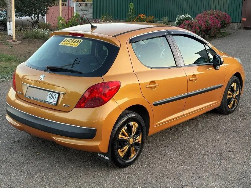 Продаю рeugeot 207. в отличном состоянии!🚙 я владелец. машина на российском учёте 180 регион. •пробег 125 тыс. км. родной. 📈 •2008 года выпуска. •пятидверный хэтчбек. •двигатель 1,4 амт (90 л. с. ). •расход топлива - 5 - 7 л. на 100км. •коробка - автоматическая ( робот ) в отличном состоянии. •двигатель работает отлично. •коробка не пинает. •по ходовой вопросов нет. •кузов оцинкованный, рыжиков, гнили нет от слова "совсем", в родном окрасе. •стекла все родные, включая лобовое. 🛞авто уже на зимней шипованой резине r15. также есть летняя резина goodyear r15. 💺комплектация: •гидроусилитель руля. •зеркала с подогревом и электроприводом. •авс. •подрулевые лепестки. •электростеклоподъемники. •кондиционер заправлен, работает на отлично, печка греет. •2 ключа. •салон опрятный, не затëрт. ☑автомобиль полностью обслужен. на данный момент никаких вложений не требуется. ухоженная машинка. состояние на отлично. продажа с полным переоформлением в мрэо. 🗺машина находится в донецке. 💵цен 📞 звоните: +7(949)3465713 - фотография - 4