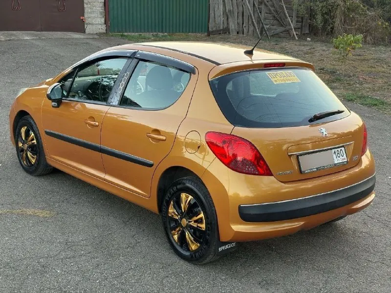 Продаю рeugeot 207. в отличном состоянии!🚙 я владелец. машина на российском учёте 180 регион. •пробег 125 тыс. км. родной. 📈 •2008 года выпуска. •пятидверный хэтчбек. •двигатель 1,4 амт (90 л. с. ). •расход топлива - 5 - 7 л. на 100км. •коробка - автоматическая ( робот ) в отличном состоянии. •двигатель работает отлично. •коробка не пинает. •по ходовой вопросов нет. •кузов оцинкованный, рыжиков, гнили нет от слова "совсем", в родном окрасе. •стекла все родные, включая лобовое. 🛞авто уже на зимней шипованой резине r15. также есть летняя резина goodyear r15. 💺комплектация: •гидроусилитель руля. •зеркала с подогревом и электроприводом. •авс. •подрулевые лепестки. •электростеклоподъемники. •кондиционер заправлен, работает на отлично, печка греет. •2 ключа. •салон опрятный, не затëрт. ☑автомобиль полностью обслужен. на данный момент никаких вложений не требуется. ухоженная машинка. состояние на отлично. продажа с полным переоформлением в мрэо. 🗺машина находится в донецке. 💵цен 📞 звоните: +7(949)3465713 - фотография - 5