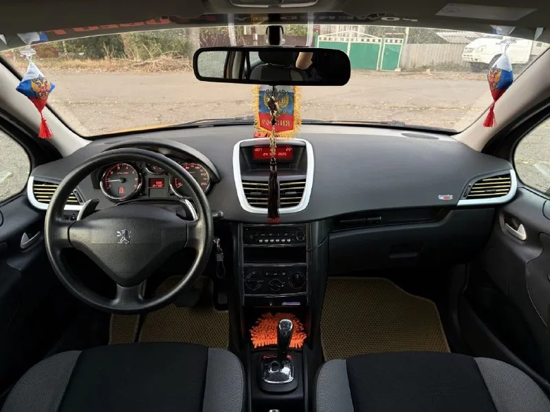 Продаю рeugeot 207. в отличном состоянии!🚙 я владелец. машина на российском учёте 180 регион. •пробег 125 тыс. км. родной. 📈 •2008 года выпуска. •пятидверный хэтчбек. •двигатель 1,4 амт (90 л. с. ). •расход топлива - 5 - 7 л. на 100км. •коробка - автоматическая ( робот ) в отличном состоянии. •двигатель работает отлично. •коробка не пинает. •по ходовой вопросов нет. •кузов оцинкованный, рыжиков, гнили нет от слова "совсем", в родном окрасе. •стекла все родные, включая лобовое. 🛞авто уже на зимней шипованой резине r15. также есть летняя резина goodyear r15. 💺комплектация: •гидроусилитель руля. •зеркала с подогревом и электроприводом. •авс. •подрулевые лепестки. •электростеклоподъемники. •кондиционер заправлен, работает на отлично, печка греет. •2 ключа. •салон опрятный, не затëрт. ☑автомобиль полностью обслужен. на данный момент никаких вложений не требуется. ухоженная машинка. состояние на отлично. продажа с полным переоформлением в мрэо. 🗺машина находится в донецке. 💵цен 📞 звоните: +7(949)3465713 - фотография - 6