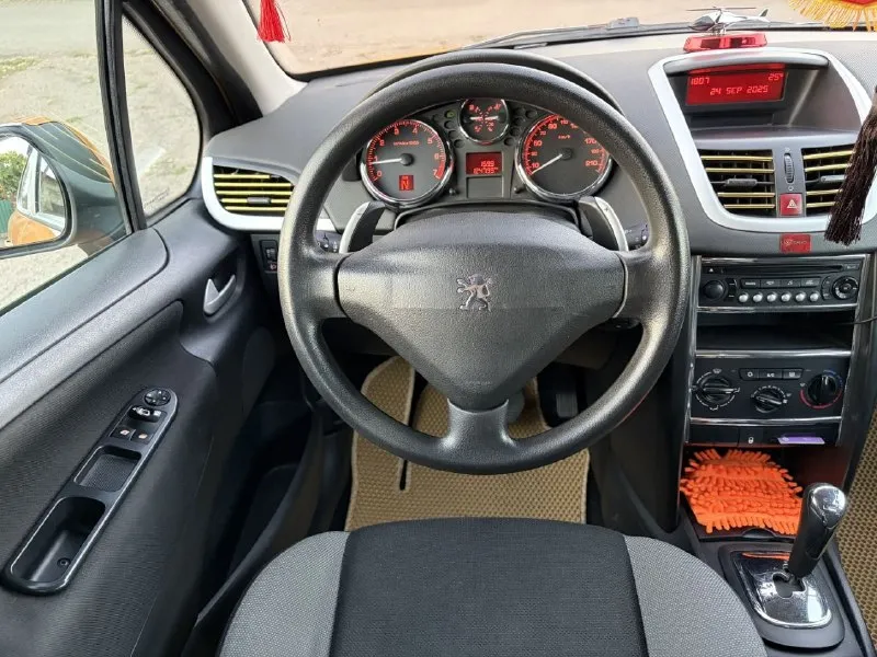 Продаю рeugeot 207. в отличном состоянии!🚙 я владелец. машина на российском учёте 180 регион. •пробег 125 тыс. км. родной. 📈 •2008 года выпуска. •пятидверный хэтчбек. •двигатель 1,4 амт (90 л. с. ). •расход топлива - 5 - 7 л. на 100км. •коробка - автоматическая ( робот ) в отличном состоянии. •двигатель работает отлично. •коробка не пинает. •по ходовой вопросов нет. •кузов оцинкованный, рыжиков, гнили нет от слова "совсем", в родном окрасе. •стекла все родные, включая лобовое. 🛞авто уже на зимней шипованой резине r15. также есть летняя резина goodyear r15. 💺комплектация: •гидроусилитель руля. •зеркала с подогревом и электроприводом. •авс. •подрулевые лепестки. •электростеклоподъемники. •кондиционер заправлен, работает на отлично, печка греет. •2 ключа. •салон опрятный, не затëрт. ☑автомобиль полностью обслужен. на данный момент никаких вложений не требуется. ухоженная машинка. состояние на отлично. продажа с полным переоформлением в мрэо. 🗺машина находится в донецке. 💵цен 📞 звоните: +7(949)3465713 - фотография - 7