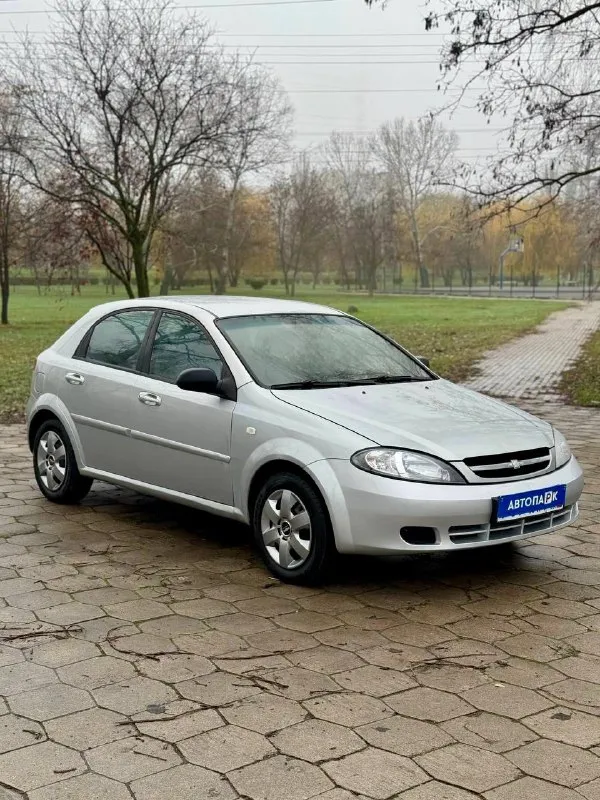 ⬜️ chevrolet lacetti 💰цена: 450 000р 🏢город: мариуполь 📅год выпуска: 2008 🧾пробег: 173 652 км. ⚙️двигатель: 1.6 ⛽топливо: бензин ⚙️кпп: механика 📞 телефон: +7-949-727-41-51 +7-949-551-91-52 +7-989-263-55-56 💾 описание: 🇰🇵 корейская сборка ✅ южная эксплуатация ✅ техническая часть на 5+ ✅ кузов выглядит опрятно двигатель едет шикарно, мкпп переключает плавно, сцепление без нареканий. новые передние амортизаторы. ❄️ кондиционер холодит шикарно, гур, abs, электропакет, две подушки безопасности, музыка с usb, кожаный руль. улица шевченко 269 - фотография - 3