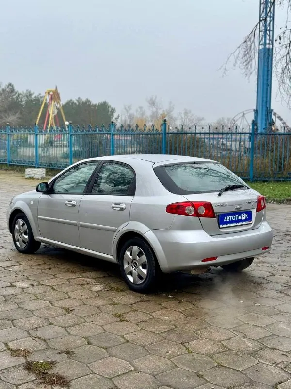 ⬜️ chevrolet lacetti 💰цена: 450 000р 🏢город: мариуполь 📅год выпуска: 2008 🧾пробег: 173 652 км. ⚙️двигатель: 1.6 ⛽топливо: бензин ⚙️кпп: механика 📞 телефон: +7-949-727-41-51 +7-949-551-91-52 +7-989-263-55-56 💾 описание: 🇰🇵 корейская сборка ✅ южная эксплуатация ✅ техническая часть на 5+ ✅ кузов выглядит опрятно двигатель едет шикарно, мкпп переключает плавно, сцепление без нареканий. новые передние амортизаторы. ❄️ кондиционер холодит шикарно, гур, abs, электропакет, две подушки безопасности, музыка с usb, кожаный руль. улица шевченко 269 - фотография - 4