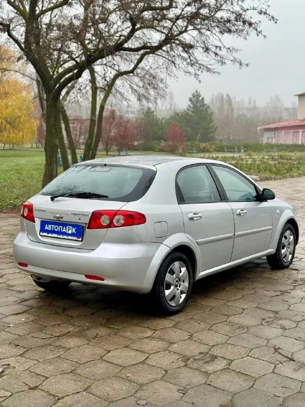 ⬜️ chevrolet lacetti 💰цена: 450 000р 🏢город: мариуполь 📅год выпуска: 2008 🧾пробег: 173 652 км. ⚙️двигатель: 1.6 ⛽топливо: бензин ⚙️кпп: механика 📞 телефон: +7-949-727-41-51 +7-949-551-91-52 +7-989-263-55-56 💾 описание: 🇰🇵 корейская сборка ✅ южная эксплуатация ✅ техническая часть на 5+ ✅ кузов выглядит опрятно двигатель едет шикарно, мкпп переключает плавно, сцепление без нареканий. новые передние амортизаторы. ❄️ кондиционер холодит шикарно, гур, abs, электропакет, две подушки безопасности, музыка с usb, кожаный руль. улица шевченко 269 - фотография - 6