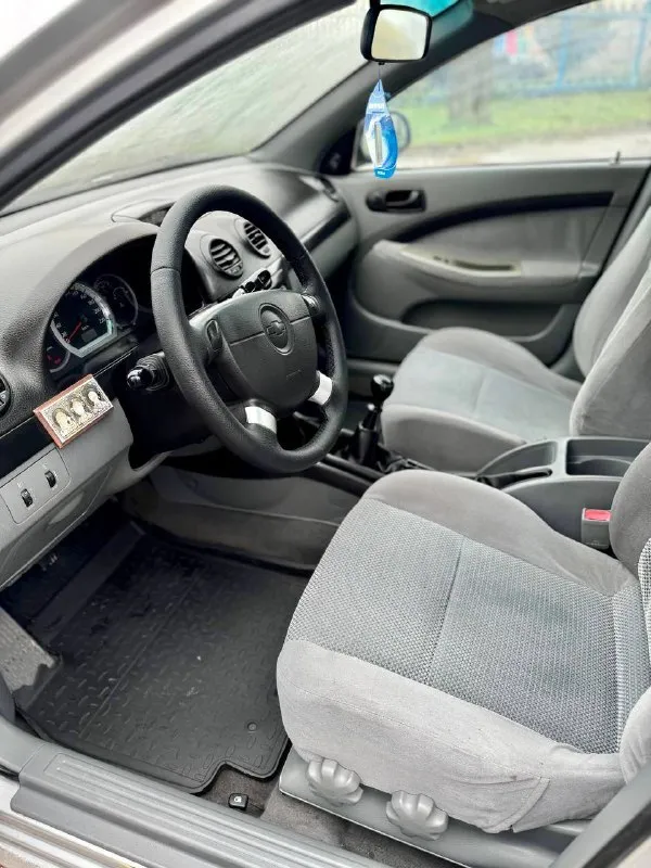 ⬜️ chevrolet lacetti 💰цена: 450 000р 🏢город: мариуполь 📅год выпуска: 2008 🧾пробег: 173 652 км. ⚙️двигатель: 1.6 ⛽топливо: бензин ⚙️кпп: механика 📞 телефон: +7-949-727-41-51 +7-949-551-91-52 +7-989-263-55-56 💾 описание: 🇰🇵 корейская сборка ✅ южная эксплуатация ✅ техническая часть на 5+ ✅ кузов выглядит опрятно двигатель едет шикарно, мкпп переключает плавно, сцепление без нареканий. новые передние амортизаторы. ❄️ кондиционер холодит шикарно, гур, abs, электропакет, две подушки безопасности, музыка с usb, кожаный руль. улица шевченко 269 - фотография - 9