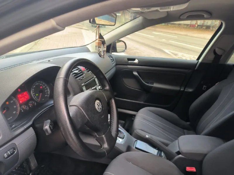 Volkswagen jetta 1.6 bse 6 at год: 2008 г. в. кпп: автомат пробег: 216 422 телефон: +7-949-386-23-29. 1.собственник; 2.самый надежны двигатель (атмосферный 1.6 bse); 3.самая надежная коробка (автомат, 6 ступенчатый японский фирмы «айсин»); 4.реальный пробег; 5.два ключа, инструкция, сервисная книжка; 6.жирная комплектация с омывателями фар, раздельным климатом, подогревом сидений, кожаным рулём и т. д.; 7.вся электроника, вплоть до омывателей фар, работает, кондиционер заправлен, есть блютуз; 8.все стёкла, кроме лобового, родные; 9.чистый, ухоженный салон, в котором не курили; 10.пороги без гнили и шпатли; 11.масло и расходники меняю каждые 7 тысяч километров, бензин только 95ый; 12.технически в отличном состоянии. 13.автомобиль без штрафов и запретов, любое переоформление без проблем. автомобиль застрахован. машина далеко не новая, ей 17 лет, поэтому глупо ждать от неё какого-то музейного состояния. есть косяки по кузову, косяки по лкп, машина красилась. 635 000 руб. обос 📞 звоните: +7(949)3862329 - фотография - 10