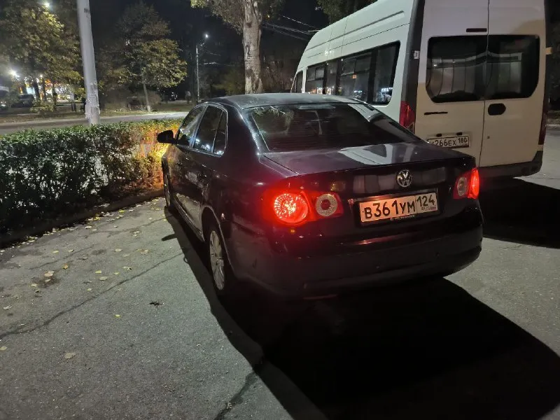 Volkswagen jetta 1.6 bse 6 at год: 2008 г. в. кпп: автомат пробег: 216 422 телефон: +7-949-386-23-29. 1.собственник; 2.самый надежны двигатель (атмосферный 1.6 bse); 3.самая надежная коробка (автомат, 6 ступенчатый японский фирмы «айсин»); 4.реальный пробег; 5.два ключа, инструкция, сервисная книжка; 6.жирная комплектация с омывателями фар, раздельным климатом, подогревом сидений, кожаным рулём и т. д.; 7.вся электроника, вплоть до омывателей фар, работает, кондиционер заправлен, есть блютуз; 8.все стёкла, кроме лобового, родные; 9.чистый, ухоженный салон, в котором не курили; 10.пороги без гнили и шпатли; 11.масло и расходники меняю каждые 7 тысяч километров, бензин только 95ый; 12.технически в отличном состоянии. 13.автомобиль без штрафов и запретов, любое переоформление без проблем. автомобиль застрахован. машина далеко не новая, ей 17 лет, поэтому глупо ждать от неё какого-то музейного состояния. есть косяки по кузову, косяки по лкп, машина красилась. 635 000 руб. обос 📞 звоните: +7(949)3862329 - фотография - 2