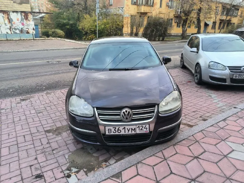 Volkswagen jetta 1.6 bse 6 at год: 2008 г. в. кпп: автомат пробег: 216 422 телефон: +7-949-386-23-29. 1.собственник; 2.самый надежны двигатель (атмосферный 1.6 bse); 3.самая надежная коробка (автомат, 6 ступенчатый японский фирмы «айсин»); 4.реальный пробег; 5.два ключа, инструкция, сервисная книжка; 6.жирная комплектация с омывателями фар, раздельным климатом, подогревом сидений, кожаным рулём и т. д.; 7.вся электроника, вплоть до омывателей фар, работает, кондиционер заправлен, есть блютуз; 8.все стёкла, кроме лобового, родные; 9.чистый, ухоженный салон, в котором не курили; 10.пороги без гнили и шпатли; 11.масло и расходники меняю каждые 7 тысяч километров, бензин только 95ый; 12.технически в отличном состоянии. 13.автомобиль без штрафов и запретов, любое переоформление без проблем. автомобиль застрахован. машина далеко не новая, ей 17 лет, поэтому глупо ждать от неё какого-то музейного состояния. есть косяки по кузову, косяки по лкп, машина красилась. 635 000 руб. обос 📞 звоните: +7(949)3862329 - фотография - 3