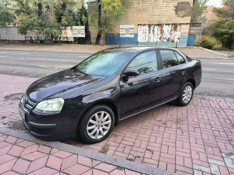 Volkswagen jetta 1.6 bse 6 at год: 2008 г. в. кпп: автомат пробег: 216 422 телефон: +7-949-386-23-29. 1.собственник; 2.самый надежны двигатель (атмосферный 1.6 bse); 3.самая надежная коробка (автомат, 6 ступенчатый японский фирмы «айсин»); 4.реальный пробег; 5.два ключа, инструкция, сервисная книжка; 6.жирная комплектация с омывателями фар, раздельным климатом, подогревом сидений, кожаным рулём и т. д.; 7.вся электроника, вплоть до омывателей фар, работает, кондиционер заправлен, есть блютуз; 8.все стёкла, кроме лобового, родные; 9.чистый, ухоженный салон, в котором не курили; 10.пороги без гнили и шпатли; 11.масло и расходники меняю каждые 7 тысяч километров, бензин только 95ый; 12.технически в отличном состоянии. 13.автомобиль без штрафов и запретов, любое переоформление без проблем. автомобиль застрахован. машина далеко не новая, ей 17 лет, поэтому глупо ждать от неё какого-то музейного состояния. есть косяки по кузову, косяки по лкп, машина красилась. 635 000 руб. обос 📞 звоните: +7(949)3862329 - фотография - 4